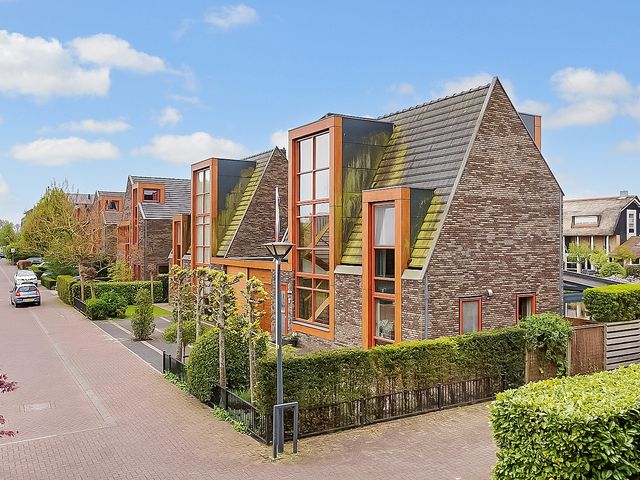 Paros 7, Hoofddorp