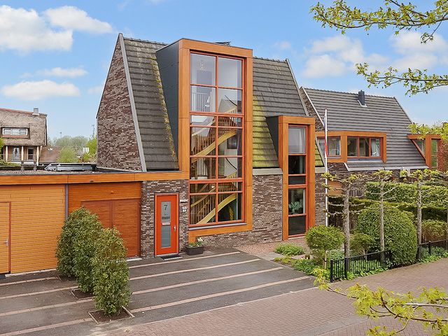 Paros 7, Hoofddorp