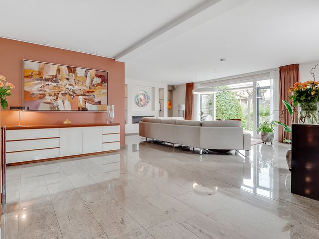 Paros 7, Hoofddorp