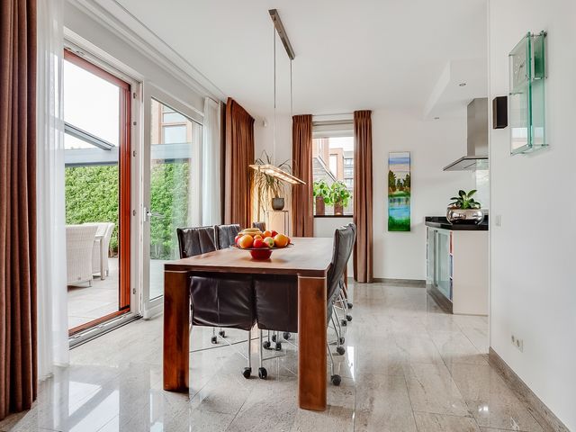 Paros 7, Hoofddorp