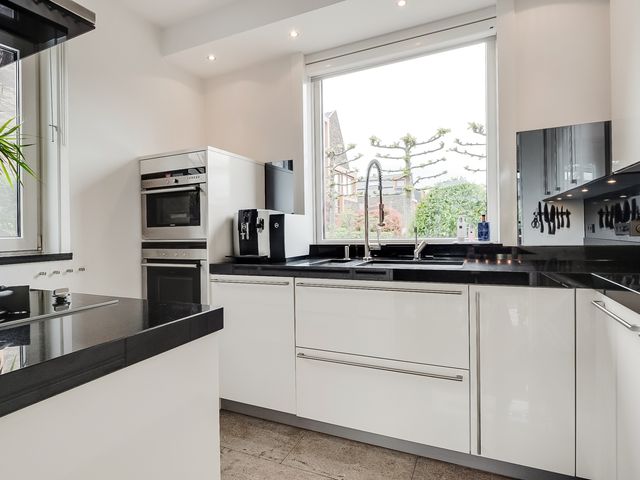 Paros 7, Hoofddorp