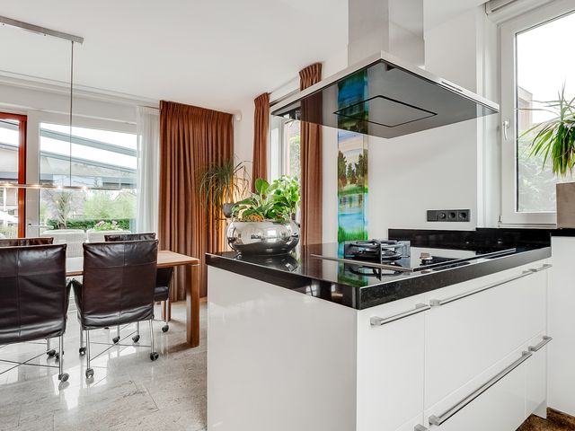 Paros 7, Hoofddorp