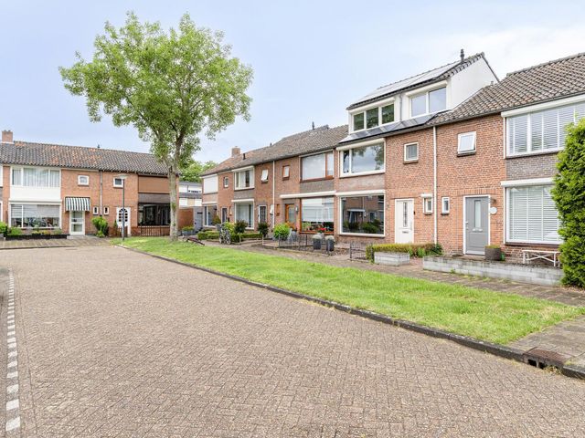 Korenbloemstraat 12, Waalwijk