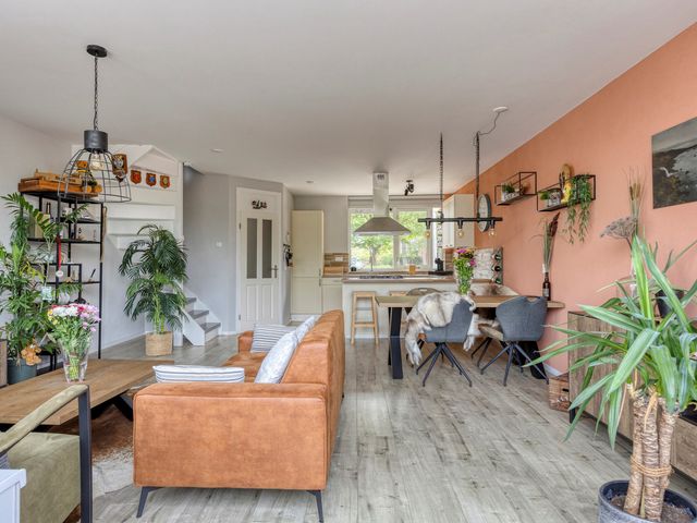 Doorzwin 3305, Julianadorp