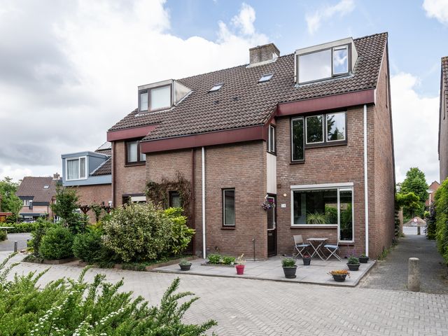 Elegastburg 24, Capelle aan den IJssel