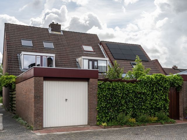 Elegastburg 24, Capelle aan den IJssel