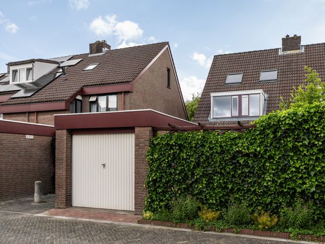 Elegastburg 24, Capelle aan den IJssel