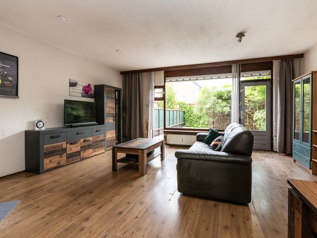 Elegastburg 24, Capelle aan den IJssel