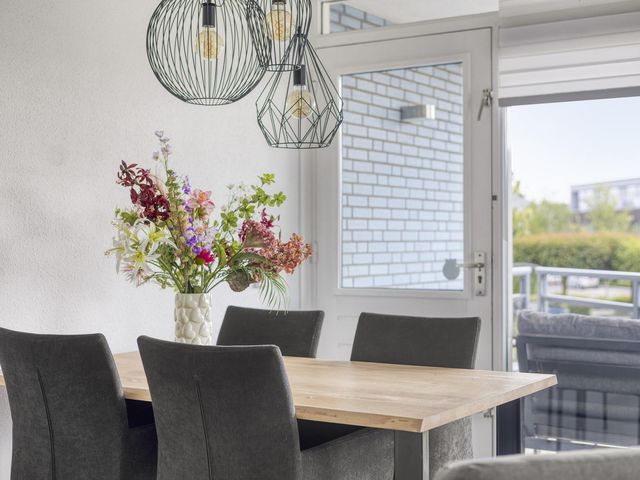 Muntmeester 77, Uden