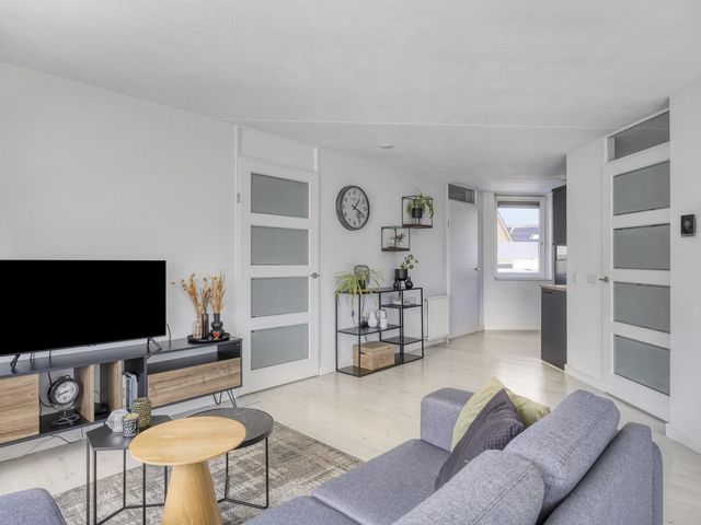 Muntmeester 77, Uden