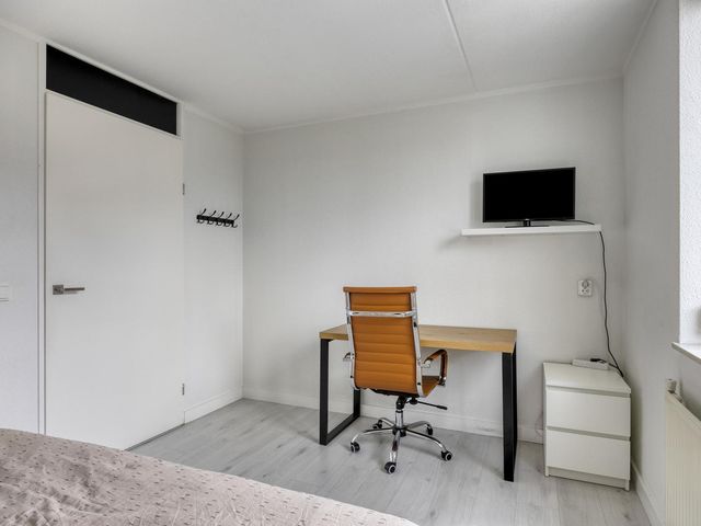 Muntmeester 77, Uden