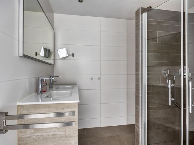 Muntmeester 77, Uden