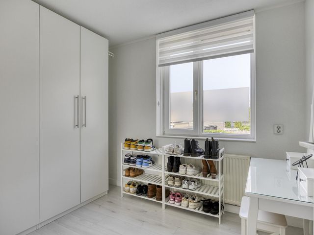 Muntmeester 77, Uden