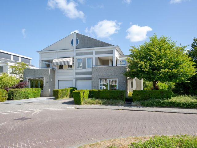 Cor van Osnabruggelaan 44, Voorschoten