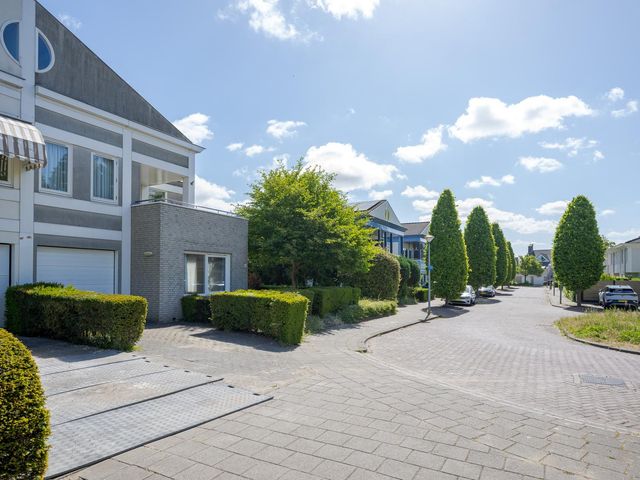 Cor van Osnabruggelaan 44, Voorschoten