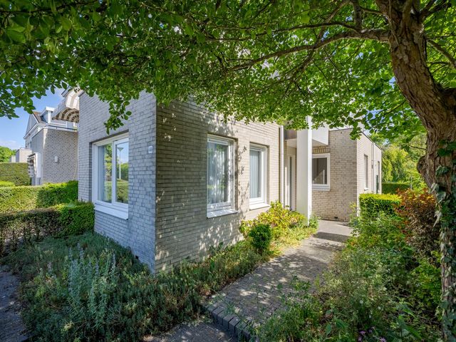 Cor van Osnabruggelaan 44, Voorschoten