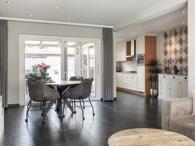 Raadhuisstraat 243, Best