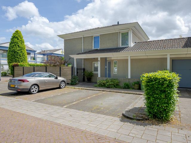 Cor van Osnabruggelaan 63, Voorschoten