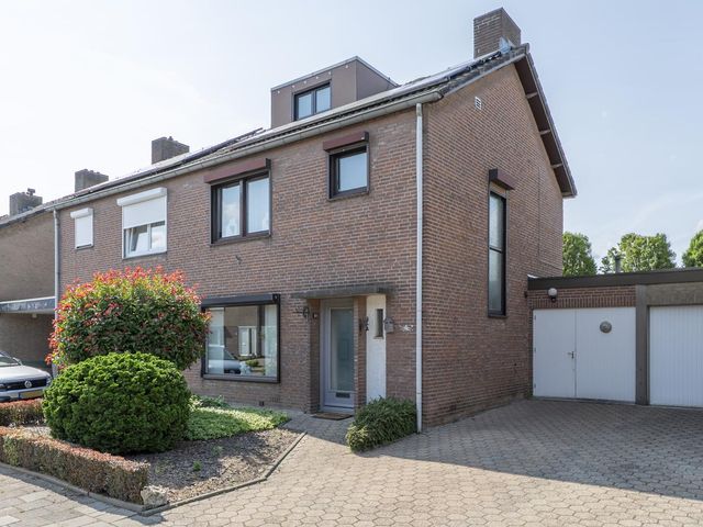 Julianastraat 10, Einighausen