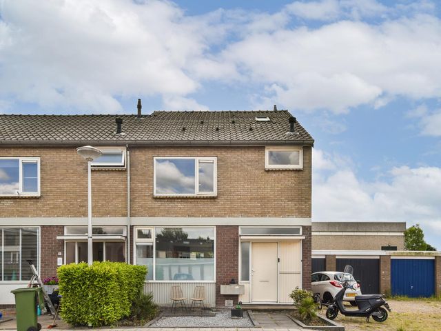Van der Veenstraat 11, Reeuwijk