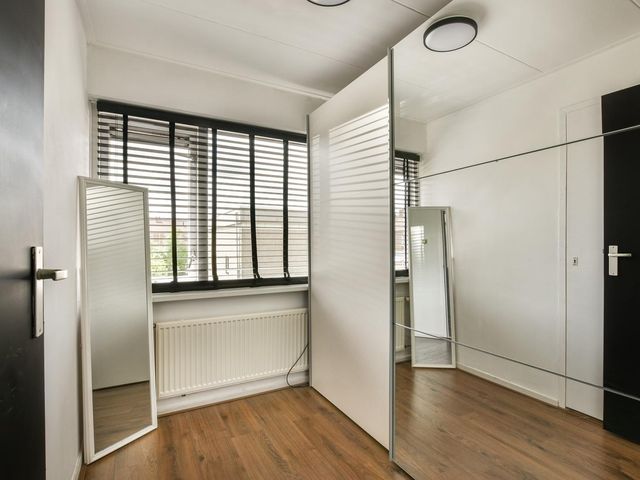 Van der Veenstraat 11, Reeuwijk