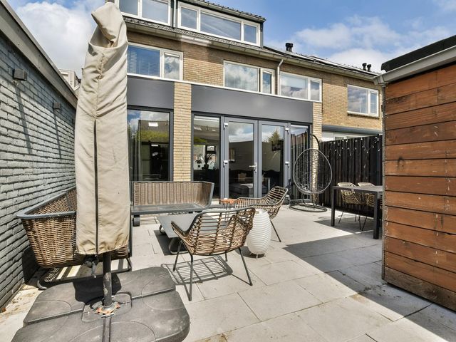 Van der Veenstraat 11, Reeuwijk