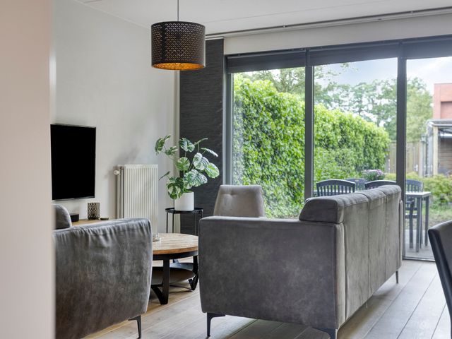 Bladwesp 8, Hengelo