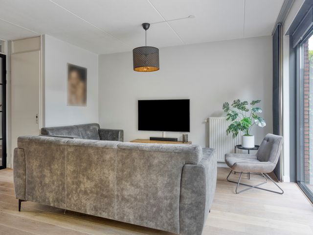 Bladwesp 8, Hengelo