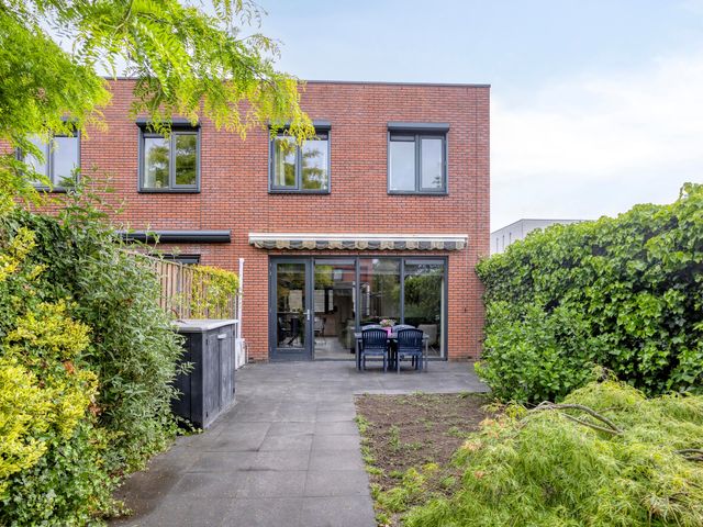 Bladwesp 8, Hengelo