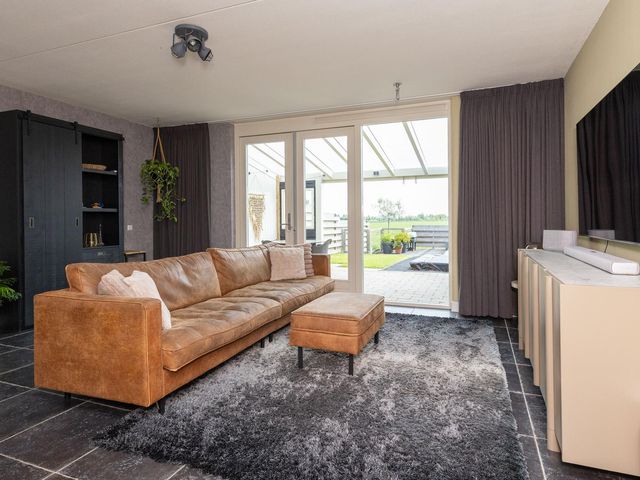 Juttepeer 50, Winkel
