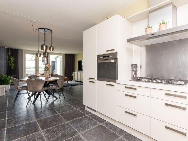 Juttepeer 50, Winkel
