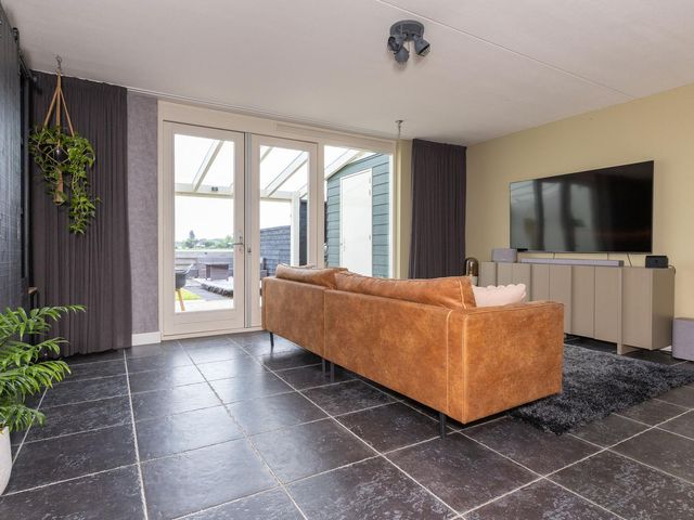 Juttepeer 50, Winkel