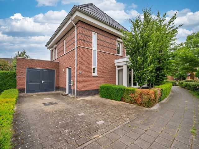 Burgemeester Claessenstraat 12, Reuver