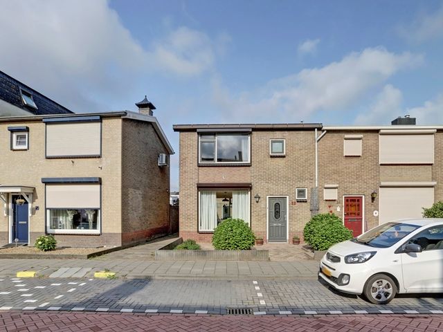 Goudenregenstraat 32, Steenbergen