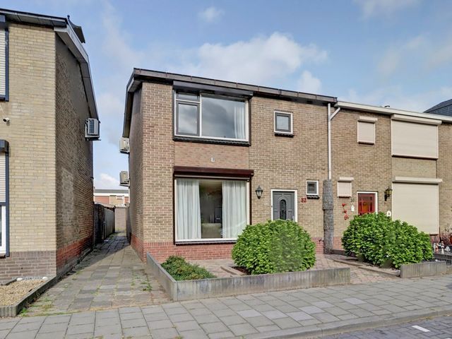Goudenregenstraat 32, Steenbergen
