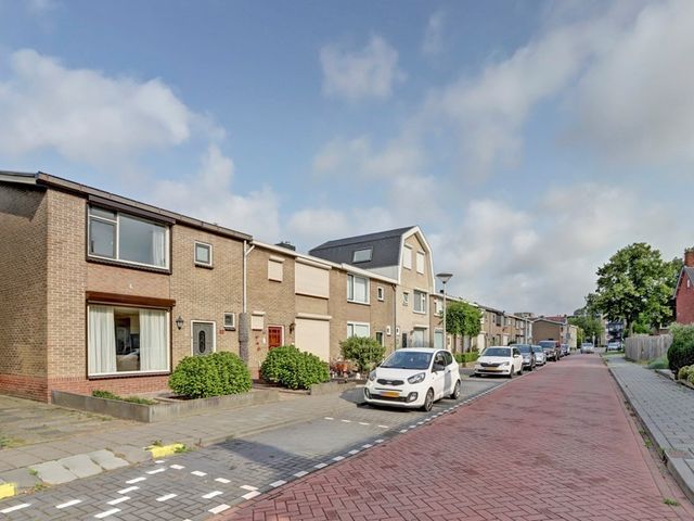 Goudenregenstraat 32, Steenbergen