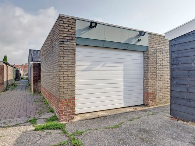 Goudenregenstraat 32, Steenbergen