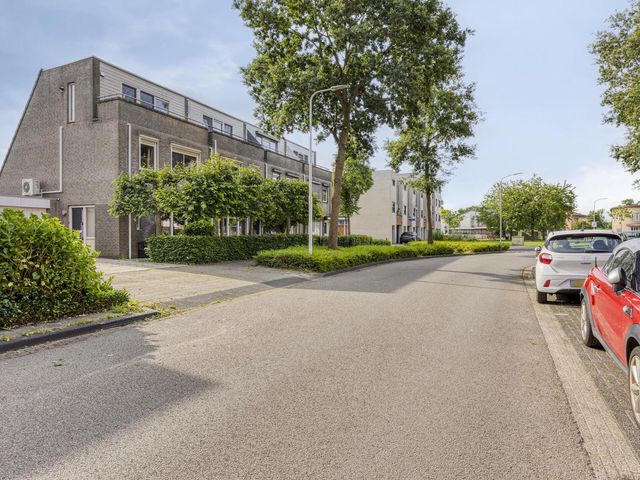 Marga Klompélaan 109, Rijen