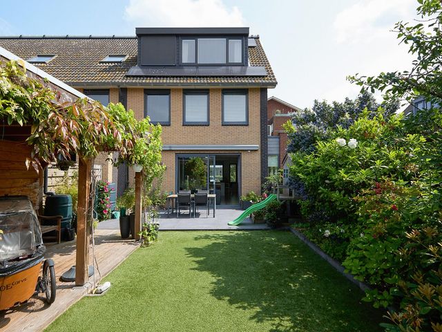 Acropolis 83, Hoofddorp