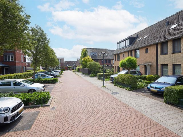 Acropolis 83, Hoofddorp