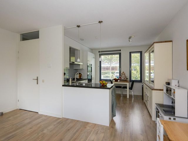 Acropolis 83, Hoofddorp