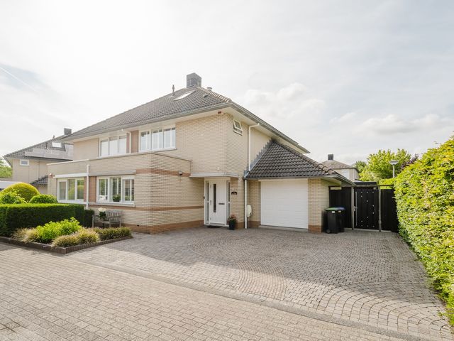 Zuster Reichertstraat 15, Spijkenisse
