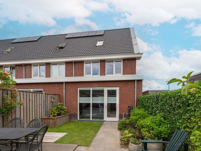 Lisdodde 64, Vlijmen