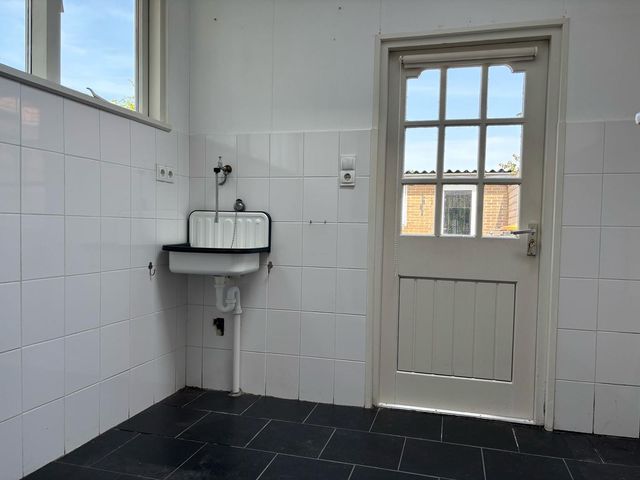 P. van Zoonenstraat 19, Winkel