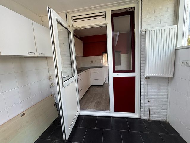 P. van Zoonenstraat 19, Winkel