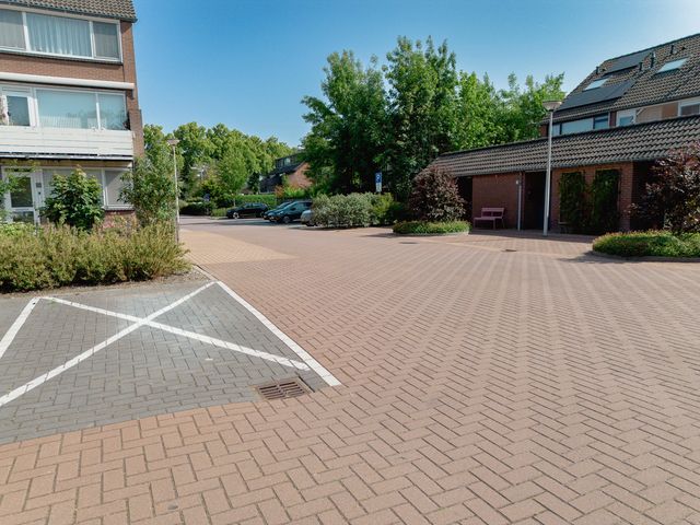 De Esdoorn 17, Rhoon