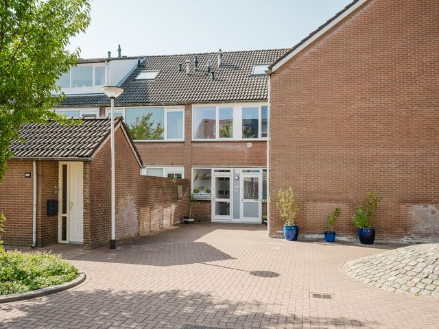 De Esdoorn 17, Rhoon