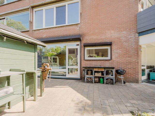 De Esdoorn 17, Rhoon