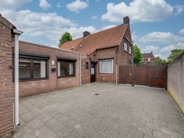 Pastoor Gillisstraat 98, Rijen