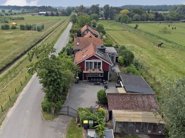 Kruisdijk 2, Strijen